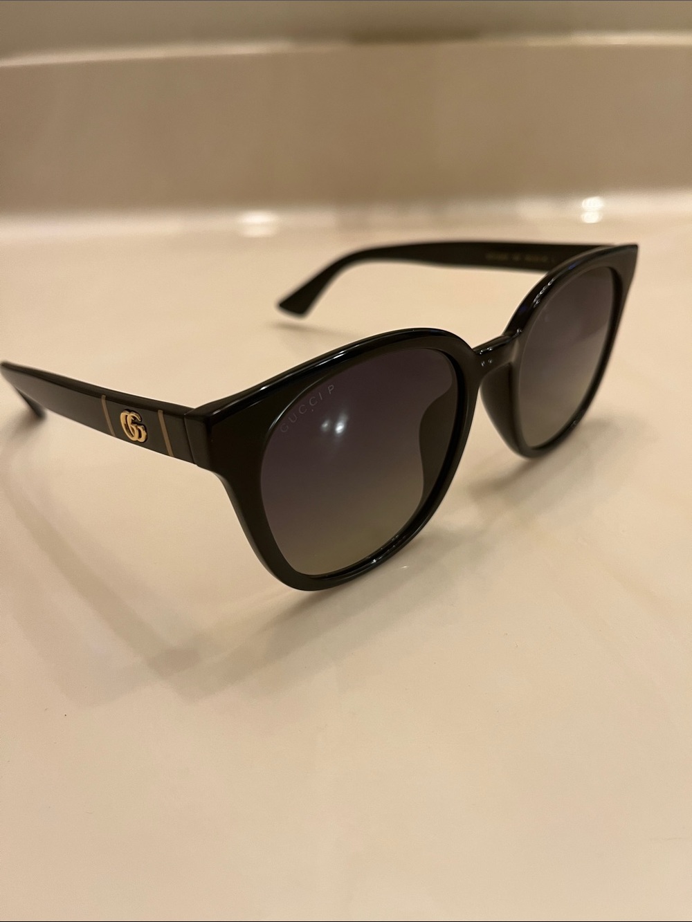 Gucci Black Cat-Eye Polarized Sunglasses with Gradient Lenses